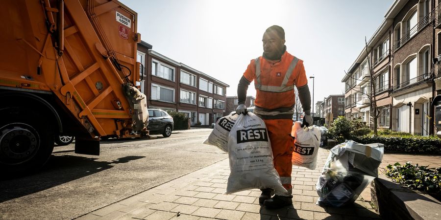 vuilnisophaler aan het werk vuilnisophaler aan het werk